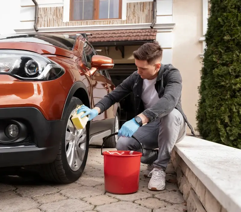 Lavage auto à domicile Lioux : professionnel intervenant sur un véhicule